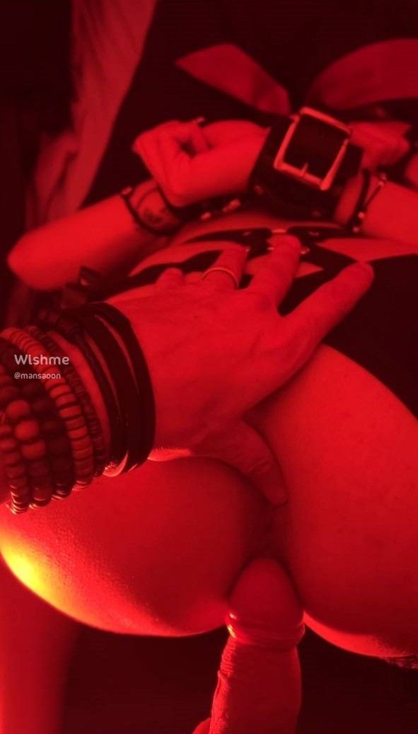 Imagem 4 de 8 - BDSM com @hellsugar Nessa sessão ela já chegou entregue, como já havíamos feito sessões antes, tudo foi muito mais suave, divertido, ela já estava entregue, confiando em mim e querendo mais. Comecei com um pouco de conversa pra ela ficar a vontade, acariciando o seu rosto e corpo, massagem nos pés, beijinhos... mas logo me entrou a vontade de amordaça-la e venda-la... em posição de submissão completa com o bumbum pra cima, comecei a bater...}